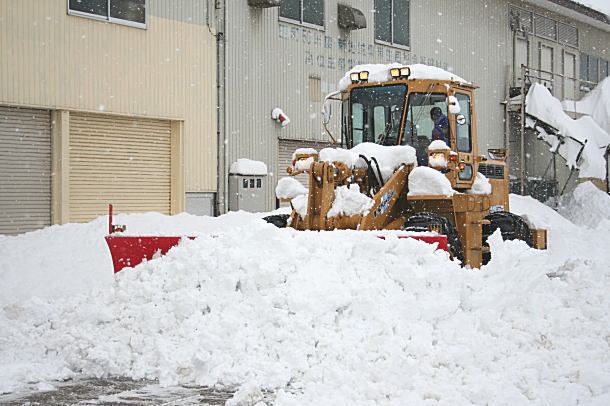 タイヤショベルで除雪