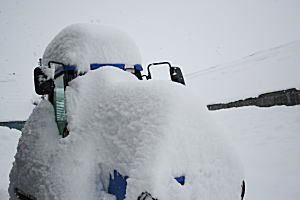 トラクターの上にも大量の雪！ 