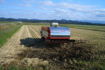 堆肥散布によるお米づくり