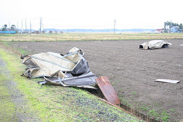 竜巻被害 トタンが300ｍ先へ